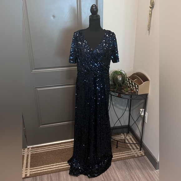 Calvin Klein Women's Dress Blue Sequin Short Sleeve V-Neck Gown - Picture 4 of 15